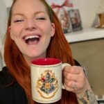 Lea Skálová Instagram – Celý recept v popisku
Jak jsem slíbila tak plním ❤️❤️🎄 Každou adventní neděli dostanete nový recept. A na tu třetí dostanete rovnou dva, protože na Štědrý den, Vás bude všechny zajímat leda to, jak nepozorovaně užrat salát v lednici 😂😂😂

Startujeme nealkoholickým punčem
2 pomeranče 
1 citron
4 sáčky čaje (dejte svůj oblíbený, klidně černý)
0,5 litru jablečného moštu
4 svitky skořice 
2 hvězdičky badyánu 

Pomeranče a citron namočíme do 0,5 litru vody se lžičkou jedlé sody abychom je zbavili postřiku a mohli je použít i s kůrou. Necháme namočené 20 minut a pak otřeme.

Půl litru čisté vody ohřejeme na cca 80 stupňů a pal do ní dáme vylouhovat sáčky s čajem. Poté sáčky vyndáme, přidáme k výluhu mošt, nakrájené pomeranče a citron a taky skořici a badyán. Přivedeme k varu a necháme pomalinku provařit cca 10 minut. Voní z toho celý byt 🎄🎄🎄❤️ Potom už si jenom dávkujeme do hrnečku 😉🫠
Punčochy můžete dosladit trochou medu a nebo přiostřit rumem 🔥🔥🔥

#advent #recept #punč #nealko #skorice #jablka