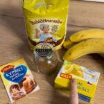 Lea Skálová Instagram – Celý recept níže
Tohle je úděl všech kuchařů, všichni když k nám jedou na návštěvu, tak očekávají něco dobrýho 😂😂😂 To, že mám doma brajgl, by až tak nevadilo, ale chybějící pochutina by znamenala, že už mě nebude mít rád nikdo 😂😂 Dělám si samozřejmě legraci, ale vždycky kámošům ráda něco dobrýho naservíruju. A tak když zavolají nečekaně a já mám doma leda tak dětský kaše, jsem ráda za BILLA e-shop. Za tři hodiny už je nákup u mě, navíc 10% sleva ❤️ Takže mise splněna a všichni spokojení 

Skořicové rolky 
3 velké banány 
1 až 1 a ½ hrnku špaldové mouky 
2 lžíce skořice 
¼ kostky másla 
1 lžíce medu 

Banány rozmačkejte vidličkou a přidejte ½ lžíce skořice, kypřící prášek a postupně přimíchávejte mouku dokud nevznikne pevné těsto. To vyklopte na pomoučněný vál a propracujte rukama. Následně vyválejte a nakrájejte na proužky. Ty pomažte rozpuštěným máslem a posypte skořicí. Každý proužek zamotejte do rolky a skládejte do menší zapékací misky. Ještě pomažte máslem. Pečeme na 170 stupňů na horkovzduch 25 minut. Po upečení jsem ve zbytku másla rozpustila med a celé to ještě zalila 🫠🫠🫠❤️❤️❤️❤️

#BILLAeshop #NakupujteOnline