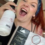 Lea Skálová Instagram – Tak jsem letos chtěla OPRAVDU začít dřív abych neměla úklid, vaření a pečení najednou. Do toho mi @harmony_ceskarepublika poslalo nálož ultra dlouhých papírových utěrek a tak jsem si řekla, že je už ten den D.
Kouknu napravo, kouknu nalevo a najednou je večer a uklizeno velký NIC 😂😂😂😂😂 Jak to máte vy? Taky Vám dny letí jako splašený nebo všechno stíháte? 
Já mám pocit, že můj den se odehrává s bubínky v dětský ohrádce 😂❤️❤️❤️❤️

#harmonyceskarepublika #mojeharmony #uklid #vanocniuklid