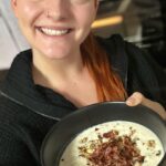 Lea Skálová Instagram – Rychlá a skvělá polívka z pečenýho květáku ❤️❤️❤️
Jakmile s venku trochu ochladí tak začínám žít na polívkách všeho druhu 🔥🔥 A abych si je trošku vytunila tak zkouším různé postupy a kombinace. Musím říct, že bryndza a květák jsou dobrý kámoši 😂😂
A v kuchyni je můj dobrej kámoš tyčového mixér od @catler.cz ❤️❤️❤️

1 květák 
4-5 lžic olivového oleje
2 cibule 
125g bryndzy
200ml smetany ke šlehání
1 litr zeleninového vývaru
1 lžička soli 
1/4 lžičky muškátového oříšku 
1/4 lžičky mletého pepře

Květák rozeberu na růžičky, oloupanou cibuli překrojím na 1/8 a na plechu promíchám s olejem. Pečeme na 200 stupňů cca 45 minut dokud není vše opečené a měkké. Přendáme do hrnce a přidáme bryndzu, smetanu, vývar a koření a rozmixujeme tyčákem dohladka. Dochutíme a před podáváním ještě našleháme. Ozdobila jsem vypečenou slaninou a opečenými ořechy ❤️❤️❤️
Jakou dáme příště? Napište mi do komentáře o recept 

#revept #zima #polevka #kvetak #bryndza #orechy