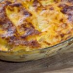 Lea Skálová Instagram – Tak minule jsem se nechala ukecat od manžela, abych mu připravila lasagne, a pak jste mě přemluvili vy, abych Vám na ně dala recept 😂😂 A tak ho máte mít, abyste měli ještě větší radost, tak jsem Vám domluvila slevu 15% na celý nákup na BILLA e-shopu a to od pondělí 6.11. až do neděle 12.11. ❤️❤️🚀🚀 KÓD: LEA15 
#BILLAeshop #NakupujteOnline

Lasagne
Masová směs 
500g mletého hovězího 
5ml olivového oleje 
3dcl vína
2 mrkve 
¼ celeru 
1 petržel
1 cibule 
2 stroužky česneku 
1 plechovka sekaných rajčat 
200ml vody 
1 lžíce sušených provensálských bylinek
1 lžička soli 

Na olivovém oleji opečeme na jemno nakrájenou cibuli a na plátky nakrájený česnek. Poté přidáme maso a zarestujeme. Následně přidáme najemno nastrouhanou mrkev, petržel a celer. Zalijeme vínem a necháme odpařit alkohol (poznáme to tak, že už nebude z jídla cítit) následně přidáme plechovku rajčat, vodu, sůl a bylinky. Necháme pomalinku pozvolna vařit cca 1,5 hodiny. Směs bude krásně hustá. 

Sýrový bešamel
4 lžíce másla 
4 lžíce hladké mouky 
½ litru plnotučného mléka 
200g strouhaného čedaru 
Špetka strouhaného muškátového oříšku 
½ lžičky soli 
½ lžičky pepře 

V hrnci rozpustíme máslo a následně za stálého míchání metličkou přidáme mouku. Mícháme dokud se vše hezky nespojí a následně zalijeme mlékem. Stále mícháme metlou. Vaříme 3 minuty a poté přidáme sýr a koření. Stáhneme z plotny a ještě promícháme. 

Na vrstvení budeme potřebovat lasagne a strouhaný parmazán, pecorino a nebo grana padano. 
Jako první si můžeme lehce pomazat zapékací mísu bešamelem aby nám neklouzala první vrstva těstovin na ně dáme pořádnou vrstvu bešamelu, následně masovou směs a tu zasypeme sýrem, takhle pokračujeme až k poslední vrstvě, která je jen bešamel a sýr. Pečeme na 180 stupňů hodinu. Pokud je chcete krájet úhledně musíte je nechat vychladnout 😂😂😂😂 ale spíš skončíte se lžící v tý horký zapejkací míse 😂😂
