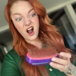Lea Skálová Instagram – Podzim a padání vlasů 😱😱😱 Jak kdyby nestačilo, že nám padaj vlasy po porodu, hormonálních změnách nebo když se na Antarktidě blbě vyspí tučňák, ale do toho přijde podzim a já mám vlasy VŠUDE! 
Takže jsem se pustila opět do intenzivní péče proti padání s řadou Epurá energizing od @vitalitys.czsk ❤️ Používám jak šampon tak ampule. Šamponem umyjte vlasy vždy 2x a ampule nanášejte ihned po umytí, ještě s mokrýma vlasama a vmasírujte do pokožky hlavy!! Hezky to šmrdlejte aspoň 5 minut ❤️❤️🔥 
Pokud si zakoupíte nad 990,- dostanete s kódem LEA navíc šampon zdrama. Kód platí i na zbytek e-shopu, kde získáte slevu 20% na vše od @vitalitys.czsk 15% na @alfaparfmilanopro_czsk a 10% na vše ostatní 🔥🔥🔥🔥🚀
#vlasy #hair #ginger #haircare #autumn