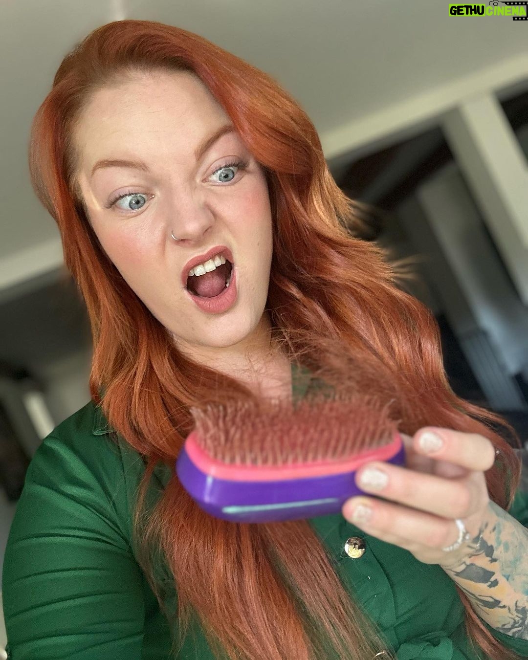 Lea Skálová Instagram - Podzim a padání vlasů 😱😱😱 Jak kdyby nestačilo, že nám padaj vlasy po porodu, hormonálních změnách nebo když se na Antarktidě blbě vyspí tučňák, ale do toho přijde podzim a já mám vlasy VŠUDE! Takže jsem se pustila opět do intenzivní péče proti padání s řadou Epurá energizing od @vitalitys.czsk ❤️ Používám jak šampon tak ampule. Šamponem umyjte vlasy vždy 2x a ampule nanášejte ihned po umytí, ještě s mokrýma vlasama a vmasírujte do pokožky hlavy!! Hezky to šmrdlejte aspoň 5 minut ❤️❤️🔥 Pokud si zakoupíte nad 990,- dostanete s kódem LEA navíc šampon zdrama. Kód platí i na zbytek e-shopu, kde získáte slevu 20% na vše od @vitalitys.czsk 15% na @alfaparfmilanopro_czsk a 10% na vše ostatní 🔥🔥🔥🔥🚀 #vlasy #hair #ginger #haircare #autumn