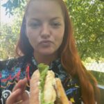 Lea Skálová Instagram – Grilovaný hermelín buď ho miluješ nebo nenávidíš 😂😂 já jsem team jedna ❤️❤️❤️ Je to takovej evergreen každý grilovačky a chudáci vegetariáni jsou na všech rodinných oslavách odsouzeni jíst jenom ten 😂😂😂 nicméně tenhle recept je ještě malinko větší dělo 🔥🔥
Hermelín v bagetě s karamelizovanými fíky ❤️ Nejlíp se tenhle recept připravuje na půlené planche od @weber_czsk 

Jednoduše ogriluj hermelín na trošce ghí opeč pokrájené fíky dokud na nich nevznikne karamel 🤤🤤 Potom opeč bagetu potřeniu ghí a potom na ni dej čerstvý sýr, list salátu a tekutý hermelín roztrhni po celé délce bagety, ozdob fíky a je to 🚀🚀

#grill #hermelin #cheese #love #recept