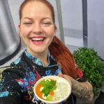 Lea Skálová Instagram – Recept na BUTTER CHCICKEN

Je to jednoduchý jak facka a mega narvaný chutí a vůní ❤️❤️❤️🔥🔥

Maso a marináda
500g kuřecích prsou
5cm zázvoru 
2 stroužky česneku 
1 lžíce garam masala
1 lžička soli
5 lžic tučného jogurtu 
Šťáva z 1 limety 

Česnek a zázvor nastrouháme najemno. Kuřecí prsa očistíme a nakrájíme na kostky cca 3x3cm. Smícháme jogurt, limetovou šťávu, zázvor, česnek, sůl a garam masala a hezky do toho naložíme kuře. Doporučuju nechat marinovat přes noc.

Omáčka
2 cibule
1 stroužek česneku 
2 plechovky sekaných rajčat 
1 kelímek tučné smetany ke šlehání 
1/3 másla 
1 lžíce garam masala 
1 lžička kurkumy 
1 lžička sušeného česneku 
1 lžička sušeného zázvoru 
2 lžičky sladké červené papriky 
1/2 lžičky mletého koriandru
1/2 lžičky skořice 
1/2 lžičky mletého kardamomu
Chilli podle chuti
2 lžíce oleje 

Servis 
Hrst koriandru 
1 limeta 

Ve větším hrnci rozpálíme olej a opečeme na něm najemno nakrájenou cibuli, stačí jen do zesklovatění. Na cibuli nasypeme veškeré koření a necháme rozvonět. Potom přidáme propasírovaný česnek a ihned zalijeme rajčaty. Přidáme sklenici vody a necháme povařit do změknutí cibule. Poté přidáme šlehačku a rozmixujeme tyčovým mixerem do hladké omáčky. Vrátíme na plotnu. 
Přichází na řadu naše naložené maso, opečeme ho zprudka na pánvi s trochou oleje ❤️ a poté ho přendáme do naší omáčky a POMALINKU povaříme cca 15 minut dokud není maso křehké. Poté už sundáme z plotny a zamícháme na malé kostičky máslo. Omáčku ochutnáme a můžeme doladit solí a limetovou šťávou. Servírujeme s rýží, ozdobené koriandrem ❤️❤️🔥🔥🔥🙏
TOP ❤️

#recept #butterchicken #indiankitchen #spicy #love #recepies