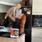 Lea Skálová Instagram – Občas mám pocit, že veškerá moje výchova probíhá v kuchyni 😂😂 @harmony_ceskarepublika má i témata zaměřená na rodičovství a tak mě to donutilo se asi po 184. zamyslet nad mojí výchovou. Strašně se bojím toho abych Teodorkovi předala jen to nejlepší a abych mu dopřála správný vedení a taky krásný dětství. Asi asi tak 600x denně pocjybuju o tom, že to dělám správně. Podle mě je teď na nás vyvíjený fakt ultra nátlak a z každý strany člověk slyší nějaký rozumy a co se smí a nesmí. 
Já se to snažím dělat všechno nějak s rozumem. Není mi po chuti ani respektující ani kontaktní ani nekontaktní ani nějaký jiný zaškatulkovaný rodičovství. Prostě nejlepší mi připadá řídit se srdcem a respektovat se navzájem. ❤️❤️🙏 A taky mu dopřát tolik lásky až mu poleze krkem. Těším se až mi jednou před školou řekne: ,,Ježiš mami, přestaň mě furt pusinkovat, jsem velkej chlap”.
 😂❤️😫😫
Jak to máte s výchovou vy? 

#vychova #rodicovstvi #love #momandson #tvojeharmony #harmonyceskarepublika