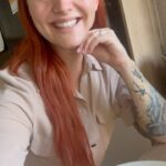 Lea Skálová Instagram – Všimla jsem si, že Vás asi nejvíc baví klasický český recepty a proto jsem si jako další připravila KŘENOVOU OMÁČKU ❤️ Je to jedna z mých nejoblíbenějších omáček a přitom ji dělám tak málo, možná i proto, že klasický recept, který mám tak se dělá z jíškového základu a to já moc nemusím. Proto jsem vymyslela tuhle verzi zahuštěnou pouze kořenovou zeleninou ❤️❤️❤️❤️ takže top i pro bezlepkáře

2 hrsti čerstvého strouhaného křenu 
1 kg hovězí plece
2 mrkve 
3 petržele 
1/2 celeru 
1 cibule 
2 lžíce oleje
1 lžíce másla 
1 lžička soli
5 kuliček nového koření
5 listů bobkáče
10 kuliček pepře 
1-2 lžíce octa
200ml smetany ke šlehání

Na oleji a másle opečeme očištěnou zeleninu pořádně do barvy. Ze všech stran opečeme i maso. Přendáme do pomalého hrnce a přidáme všechno koření a zalijeme cca 1,5 litrem studené vody. Vaříme alespoň 90 minut dokud není maso úplně krásně měkké. 
Vývar zcedíme a zeleninu a maso dáme stranou. Ze zeleniny vybereme celer a petržel, vrátíme do vývaru a vymixujeme v hladkou omáčku. Dochutíme octem a popřípadě ještě dosolíme. Už stáhneme z plotny a přidáme smetanu a nastrouhaný křen a opět vymixujeme. Používám tyčový mixer od @catler.cz a je to za mě nejlepší dělo! 
Servírujeme s plátky vařeného masa a například opečeným bramborem nebo knedlíkem. 

Kdo to vyzkouší? ❤️❤️❤️🔥🔥🔥

#recept #omacka #křen #tradicnirecepty #ceskereceptyjinak