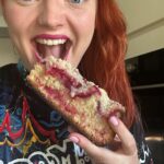 Lea Skálová Instagram – Už asi víte, že mám ráda divnosti a šílenosti 😂❤️❤️💃🏼 Takže když jsem dostala od @weber_czsk litinový hrnec do grillu nenapadlo mě nic lepšího než v tom upéct KOLÁČ 😂😂😂 když jsem s tím nápadem přišla, tak si muž myslel, že jsem si dala asi o skleničku navíc 😂😂🥂 Jenže ono se to fakt povedlo a vzniknul tenhle supr recept na švestkový koláč z grillu, pořád nechápu, že to jde. Asi určitě i díky tomu, že si přes aplikaci snadno pohlídáš teplotu v grillu a tak tě nic nepřekvapí. 

Hrnkový koláč (tohle je poměr na větší formu, lze dělat i 1/2)
2 hrnky cukru krystal
1 hrnek oleje 
4 celá vejce 
2 hrnky mléka 
2 balíčky prášku do pečiva 
6 hrnků hladké mouky 

Vyšleháme celá vejce s cukrem do světlé pěny, poté přišleháme olej a mléko. Jako poslední prosejeme mouku s práškem do pečiva a vyšleháme v hladké těsto. Pečící papír si namočíme a vyždímaný vytvarujeme do formy a nalijeme těsto. 

Drobenka (dělám ji od oka, ale tenhle poměr funguje)
1/2 hrnku cukru
1/2 másla 
1 hrnek mouky 
Musí být hezky sypká jako na videu ❤️ 
První třetinu dejte rovnou na těsto aby Vám ovoce nepropadlo na dno a zbytek na ovoce. 

Pečeme cca hodinu při 180 stupních ❤️🔥 
 
Co nejšílenějšího jste kdy grillovali vy? 😂❤️🥮🍭🍪🍔🍳🍟🍕🥞🥘🍉🍰

#grill #koláč #švestky #drobenka #crazy #cake