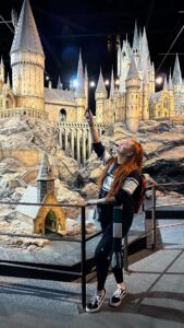 Lea Skálová Instagram - SPOILER!!!! Sestřih z ateliérů Warner Bros Harry Potter ❤️❤️❤️ Snažila jsem se Vám to sestříhat tak aby jste mohli vidět jaký to byl neuvěřitelný zážitek a zároveň pokud se tam chystáte, tak Vás nepřipravit o překvapení 🙏🙏🙏🙏 BYLO TO JEDNÍM SLOVEM DOKONALÝ 🥹🥹🥹🫠🫠🫠 #wbtourlondon #warnerbros #harrypotter #magic #magicworld #witch #wizard #love