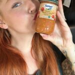 Lea Skálová Instagram – Musím říct, že si vaření pro Teodorka dost užívám, už jí v podstatě všechno a hlavně mu moc chutná ❤️🙏🙏 jsem za to mega ráda a o to větší motivace to pro mě je. Občas se mi ale stává, že mám den, kdy vstanu zadkem napřed a nechce se mi vůbec nic. Nebo nemá náladu Teo a všechno je to o dost složitější.  V těhle situacích jsem víc než ráda, že dneska už máme příkrmy v tý nejlepší možný kvalitě a teď dokonce i Bio od @sunar_cz , a tak nejsou moje výčitky nijak veliký, když mu dám tuhle parádu. 
Samozřejmě jsem to nejdřív testovala já 😂😂😂 a musím říct, že ty makarony jsou fakt výborný. Možná je dneska dostane i manžel 😂😂😂
#sunarcz #sunarbio #sunarprikrmy