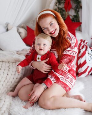 Lea Skálová Instagram - Sieklovic u stromku 😂
Už nastal ten čas na první sérii z našeho vánočního focení ❤️🎄 Loni jsem měla vánoční focení ještě s pořádných břichem a dneska už jsme tady tři 👨‍👩‍👦 Naprosto neuvěřitelný. Přesto, že loni nás přesně na Štědrý den pustili domů z porodnice, vnímám tyhle svátky jako naše první. A nemůžu se jich dočkat. Přeju všem hlavně zdraví, protože bez něj nemáme nic. Taky štěstí a lásku, protože bez nich je zase život děsně prázdnej. ❤️🎄 Nic víc od Ježíška letos a ani jindy, už chtít nebudu ❤️❤️❤️ Za nejkrásnější fotky opět děkujeme @danaleitnerphotography 🙏
