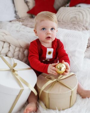 Lea Skálová Instagram - Sieklovic u stromku 😂
Už nastal ten čas na první sérii z našeho vánočního focení ❤️🎄 Loni jsem měla vánoční focení ještě s pořádných břichem a dneska už jsme tady tři 👨‍👩‍👦 Naprosto neuvěřitelný. Přesto, že loni nás přesně na Štědrý den pustili domů z porodnice, vnímám tyhle svátky jako naše první. A nemůžu se jich dočkat. Přeju všem hlavně zdraví, protože bez něj nemáme nic. Taky štěstí a lásku, protože bez nich je zase život děsně prázdnej. ❤️🎄 Nic víc od Ježíška letos a ani jindy, už chtít nebudu ❤️❤️❤️ Za nejkrásnější fotky opět děkujeme @danaleitnerphotography 🙏