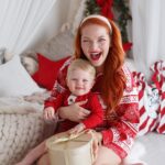 Lea Skálová Instagram – Sieklovic u stromku 😂
Už nastal ten čas na první sérii z našeho vánočního focení ❤️🎄 Loni jsem měla vánoční focení ještě s pořádných břichem a dneska už jsme tady tři 👨‍👩‍👦 Naprosto neuvěřitelný. Přesto, že loni nás přesně na Štědrý den pustili domů z porodnice, vnímám tyhle svátky jako naše první. A nemůžu se jich dočkat. Přeju všem hlavně zdraví, protože bez něj nemáme nic. Taky štěstí a lásku, protože bez nich je zase život děsně prázdnej. ❤️🎄 Nic víc od Ježíška letos a ani jindy, už chtít nebudu ❤️❤️❤️ Za nejkrásnější fotky opět děkujeme @danaleitnerphotography 🙏