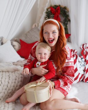 Lea Skálová Instagram - Sieklovic u stromku 😂
Už nastal ten čas na první sérii z našeho vánočního focení ❤️🎄 Loni jsem měla vánoční focení ještě s pořádných břichem a dneska už jsme tady tři 👨‍👩‍👦 Naprosto neuvěřitelný. Přesto, že loni nás přesně na Štědrý den pustili domů z porodnice, vnímám tyhle svátky jako naše první. A nemůžu se jich dočkat. Přeju všem hlavně zdraví, protože bez něj nemáme nic. Taky štěstí a lásku, protože bez nich je zase život děsně prázdnej. ❤️🎄 Nic víc od Ježíška letos a ani jindy, už chtít nebudu ❤️❤️❤️ Za nejkrásnější fotky opět děkujeme @danaleitnerphotography 🙏
