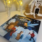 Lea Skálová Instagram – Soutěž níže 
Letos jsem se vypravila na vánoční trhy a díky @harmony_ceskarepublika jsem měla nejhezčí stánek široko daleko ❤️❤️🎄 Tahle jejich vánoční edice udělá i z pivního setu, kouzelné království 😂😂😂😂 Běhouny na stůl jsou papírové a tak i s těma našima malýma láskama můžeme mít hezkou štědrovečerní tabuli a výzdobu ve vteřině vyměnit po nějaké té nehodě 😂😂🤟 A přesně o celý set vánoční edice a k tomu krásnou knížku plnou pohádek si můžete zasoutěžit. Napište mi do komentáře jakou největší katastrofu Vám na svátky doma děti ,,vyvedly” k tomu sledujte profil @harmony_ceskarepublika a já 15.12. vylosuju tři výherce sady a knížky.
Tak krásný a klidný svátky všem 🎄

#mojeharmony #harmonyceskarepublika #soutez #vanoce