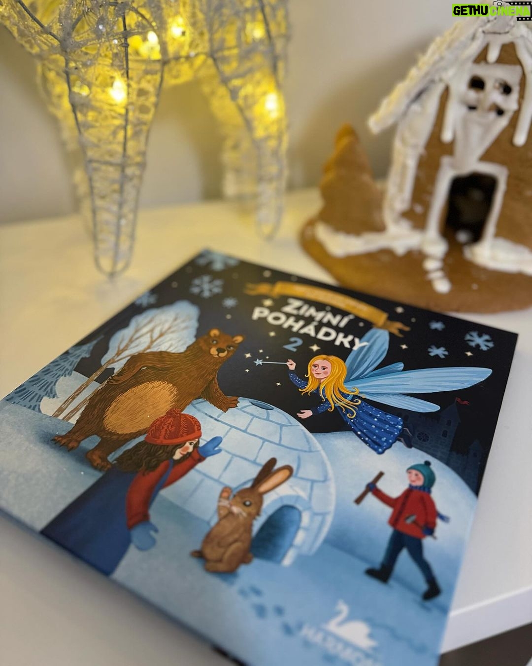 Lea Skálová Instagram - Soutěž níže Letos jsem se vypravila na vánoční trhy a díky @harmony_ceskarepublika jsem měla nejhezčí stánek široko daleko ❤️❤️🎄 Tahle jejich vánoční edice udělá i z pivního setu, kouzelné království 😂😂😂😂 Běhouny na stůl jsou papírové a tak i s těma našima malýma láskama můžeme mít hezkou štědrovečerní tabuli a výzdobu ve vteřině vyměnit po nějaké té nehodě 😂😂🤟 A přesně o celý set vánoční edice a k tomu krásnou knížku plnou pohádek si můžete zasoutěžit. Napište mi do komentáře jakou největší katastrofu Vám na svátky doma děti ,,vyvedly” k tomu sledujte profil @harmony_ceskarepublika a já 15.12. vylosuju tři výherce sady a knížky. Tak krásný a klidný svátky všem 🎄 #mojeharmony #harmonyceskarepublika #soutez #vanoce