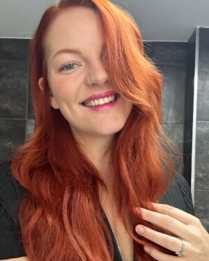 Lea Skálová Instagram - Soutěž o krásný balíček nejlepší vlasový kosmetiky od @alfaparfmilanopro_czsk ❤️❤️❤️🔥🔥 Bílá řada je vhodná pro všechny typy vlasů a já tady mám soutěž rovnou pro dva výherce o balík se šamponem, maskou a UV ochranou 🙏
Jelikož mám ráda když je tady sranda tak mě zajímá jakou nejhorší balící hlášku na Vás někdo zkusil? 😂😂😂

Podmínky jsou 
Sledovat můj profil
Sledovat @alfaparfmilanopro_czsk 
Do komentáře napsat nejhorší balící hlášku 😂😂😂

Let’s go!!

#soutez #vlasy #vlasovakosmetika #ginger #gingerhair #balicihlasky