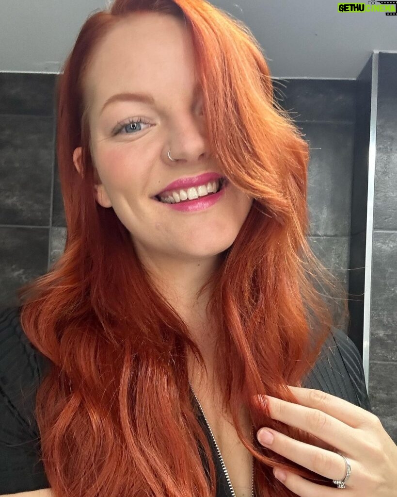 Lea Skálová Instagram - Soutěž o krásný balíček nejlepší vlasový kosmetiky od @alfaparfmilanopro_czsk ❤️❤️❤️🔥🔥 Bílá řada je vhodná pro všechny typy vlasů a já tady mám soutěž rovnou pro dva výherce o balík se šamponem, maskou a UV ochranou 🙏 Jelikož mám ráda když je tady sranda tak mě zajímá jakou nejhorší balící hlášku na Vás někdo zkusil? 😂😂😂 Podmínky jsou Sledovat můj profil Sledovat @alfaparfmilanopro_czsk Do komentáře napsat nejhorší balící hlášku 😂😂😂 Let’s go!! #soutez #vlasy #vlasovakosmetika #ginger #gingerhair #balicihlasky