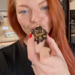 Lea Skálová Instagram – Celý recept v popisku
Mám pro Vás na adventní neděli opět recept a tentokrát je to ultra rychlé nepečené cukroví jen z pěti surovin ⚡️⚡️⚡️ Na přípravu jsem použila mazlika TC 9010 od @catler.cz a nejvíc mě teda rozsekalo, že umí úplně dokonale i rozpustit čokoládu, takže papá vodní lázeň 😂😂❤️
Recept
3 hrnky čokolády (mix hořká/mléčná, můžete použít zbytky čokolád, co máte doma)
2 lžíce másla
1 hrnek mletých oříšků (opět volte podle sebe)
2 hrnky kukuřičných lupínků
1 vanilkový cukr
Oříšky namelte najemno. Čokoládu s máslem rozpusťte. Do čokolády následně přidejte namleté oříšky, lupínky a cukr a všechno spolu chvíli míchejte, lupínky se hezky nalámou na menší kusy. Pak už jen ze směsi lžičkou tvarujte hrudky na plech s pečícím papírem. Můžete ozdobit namletými oříšky ❤️❤️🤟 Pak už jen vychladit za okno. Vychlazené hrudky dejte do uzavíratelné nádoby a skladujte v chladu a hlavně to teda schovejte 😂😂
#recept #cukrovi #nepecenecukrovi #cokolada #jednodichy