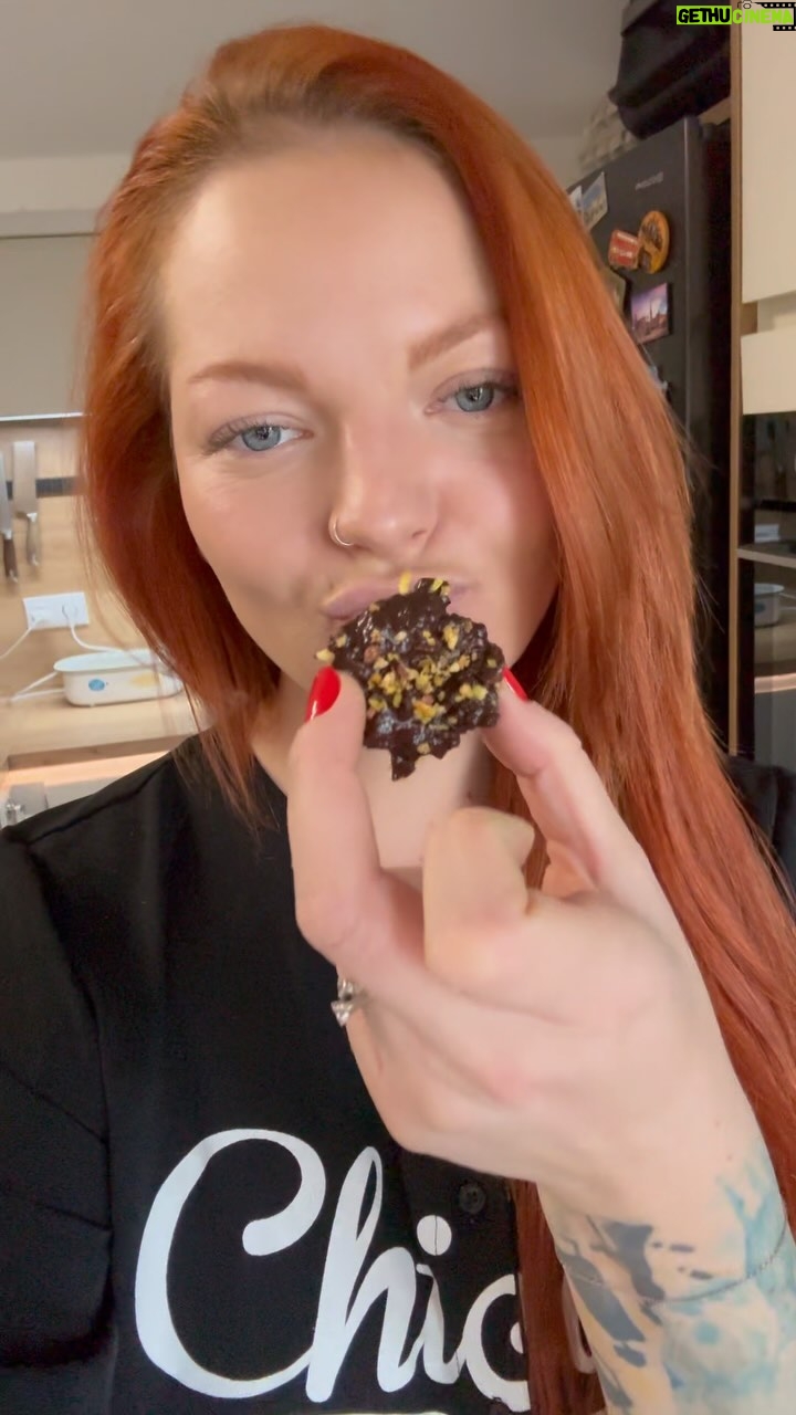 Lea Skálová Instagram - Celý recept v popisku Mám pro Vás na adventní neděli opět recept a tentokrát je to ultra rychlé nepečené cukroví jen z pěti surovin ⚡️⚡️⚡️ Na přípravu jsem použila mazlika TC 9010 od @catler.cz a nejvíc mě teda rozsekalo, že umí úplně dokonale i rozpustit čokoládu, takže papá vodní lázeň 😂😂❤️ Recept 3 hrnky čokolády (mix hořká/mléčná, můžete použít zbytky čokolád, co máte doma) 2 lžíce másla 1 hrnek mletých oříšků (opět volte podle sebe) 2 hrnky kukuřičných lupínků 1 vanilkový cukr Oříšky namelte najemno. Čokoládu s máslem rozpusťte. Do čokolády následně přidejte namleté oříšky, lupínky a cukr a všechno spolu chvíli míchejte, lupínky se hezky nalámou na menší kusy. Pak už jen ze směsi lžičkou tvarujte hrudky na plech s pečícím papírem. Můžete ozdobit namletými oříšky ❤️❤️🤟 Pak už jen vychladit za okno. Vychlazené hrudky dejte do uzavíratelné nádoby a skladujte v chladu a hlavně to teda schovejte 😂😂 #recept #cukrovi #nepecenecukrovi #cokolada #jednodichy