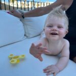 Lea Skálová Instagram – Tohle byl můj nejlepší nápad za poslední dobu. Sbalit Teodorka a mámu a vyrazit si společně do tepla ❤️🙏 Bylo to nádherný a doufám, že jsem Ti mami, aspoň malinko oplatila to všechno, co pro nás děláš a co už jsi udělala. Zasloužila bys dovolenou každý měsíc ❤️
Byli jsme v Egyptě v hotelu @serrybeachresort ať Vám odpovím hromadně. Bylo to tam boží, extrémně čistý, vkusný 🙏 byla jsem na exkurzi i ve všech kuchyních na hotelu a teda čistota a organizace byly naprosto v topu, celý týden jsem dávala jídlo z kuchyně i malýmu ❤️ tak moc jsem tomu věřila 🙏 Děkujeme za úžasnou péči a servis. Nejedná se o spolupráci, kdyby chtěl někdo buzerovat jak je tady dobrým zvykem 😂😂😂😂

#máma #mamaadcera #mamaasyn #trigenerace #babicka #laska #doovlena