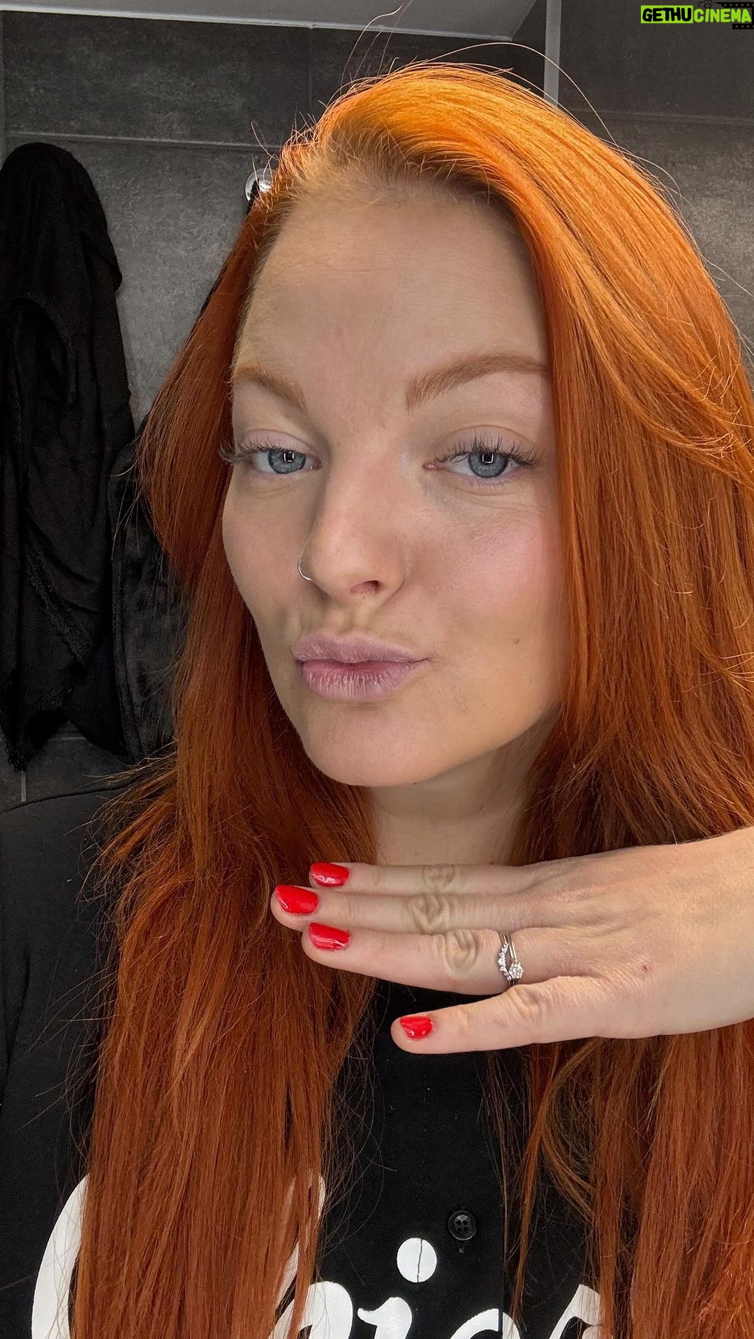 Lea Skálová Instagram - Chcete umět tohle kouzlo? Tak si kupte bílou řadu od Alfaparf Miláno ❤️❤️❤️ Nejlepší šampon a maska ever ❤️ Sleva s kódem LEA na celý e-shop 🙏 @alfaparfmilano.czsk #vlasy #peceovlasy #hair #shampoo