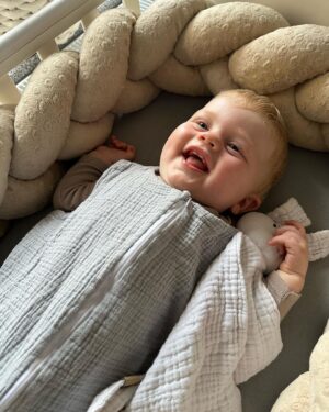 Lea Skálová Instagram - SOUTĚŽ JE JIŽ UKONČENA 

Teo má pro Vás soutěž ❤️🍼 O poukaz v hodnotě 1500,-Kč na nákup nádherných věcí od @sitickopromiminka ❤️❤️💃🏼 Máme od nich hned několik setů, mantinely, usínáčky a hlavně nejlepší spací vaky. Tyhle mušelínový nás teď v létě fakt zachránili. Jsou lehounký a hlavně ten vak vak si prostě neodkope a zároveň si může hýbat ručkama 🙏🙏 Pokud se chcete zapojit do soutěže tak mi napište do komentáře co byste si za poukaz vybrali vy ❤️ a nezapomeňte sledovat @sitickopromiminka 
JEDEM!

#soutez #vybavicka #miminko #spacipytel #muselin