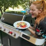 Lea Skálová Instagram – Nevíte co za přílohu ke grillování? Tahle bomba má u nás úspěch vždycky tak to můžete taky zkusit. ❤️🔥🔥🔥 Do receptu můžete využít v podstatě jakýkoliv druh zeleniny a díky grilovacímu koši od @weber_czsk, který jsem pro Vás testovala, nepropadne ani ten nejmenší kousek zeleninky.

Mix zeleniny (mrkev, květák, cuketa, cibule, paprika)
Malé brambory ve slupce
Cottage
Slanina 
Česnek
Sůl, pepř
Olivový olej

Brambory překrojte na půlky a zakapejte olivovým olejem a dejte opéct na střední plamen na grill. Stroužky česneku nařízneme u bubáka a dáme také pomalu péct. Slaninu nakrájíme na silné plátky a taky ogrilujeme. Zeleninu si pokapeme oliváčem a dáme do grilovacího koše a na mírném plameni opečeme. 
Upečený česnek vymáčkneme do mísy a utřeme ho se solí a kapkou oleje. Do toho přidáme opečené brambory, nakrájenou slaninu, cottage a promícháme. Na závěr do směsi přidáme zeleninu a zázrak je na světě. Můžete dotunit pažitkou.

#grill #recept #priloha #jednoduchyrecept #grilování #zelenina #leto