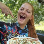 Lea Skálová Instagram – Tak jsem zase tvořila na grillu!! ❤️❤️🔥🔥 Mám nový pizza kámen od @weber_czsk a samozřejmě jsem opět potřebovala jít proti proudu a nedělat tam jen pizzu 😂😂🚀 A vznikl tenhle recept na kynutý bramborový placky z úplně základních surovin ❤️❤️💃🏼 Můžete na to dát v podstatě cokoliv nebo je použít jako přílohu při grillování. Já si vybrala variantu s bryndzou, špekem a pažitkou, protože tohle KOMBO JE LÁSKA 🚀
Recept na kynuté bramborové placky
500g brambor uvařených bez slupky den dopředu
500g hladké mouky
150ml teplé vody
2 lžíce cukru
1 lžíce soli
1 sáček sušeného droždí
Brambory uvaříme v osolíme vodě a necháme je vychladit v lednici do druhého dne. Potom je nastrouháme na jemném struhadle. Uděláme do nich důlek a v něm smícháme cukr, droždí a polovinu vody. Potom přidáme mouku, sůl a zbytek vody a nahrubo propracujeme v míse. Potom rukama cca 10 minut pořádně zpracujeme v hladké těsto jako vidíte na videu. Vrátíme zpět do mísy pomoučníme, zakryjeme utěrkou a necháme hodinu kynout na teplém místě.
Poté z těsta uždibujeme kusy podle toho jak velké chceme placky. Placky vyválíme na pomoučněném vále na výšku 5mm
Pizza kámen rozpálíme na grilu na 200 stupňů a vložíme placku. Není třeba žádný tuk. Placka se bude hezky nafukovat a jakmile je opečená tak otočíme. Špek vypečeme do křupava a výpek použijeme na potírání placek, zůstanou tak hezky pružné. Zdobíme bryndzou, vypečeným špekem a pažitkou 🙏🙏🥂❤️ Ou jeeeee
Jakou kombinaci vyzkoušíte vy?
#griil #pizza #recept #chef #kombo #bryndza #spek #laska