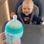Lea Skálová Instagram – Dřív jsme pracovala v baru a tam o problémový a vybíravý zákazníky člověk nemá nikdy nouzi 🥂. To ale byla teprve příprava na to, co mě čekalo s mým malým šéfikem. Je dost vybíravej a spoustu věcí mi takzvaně hodí na hlavu, i když někdy doslova 😂😂 A tak když jsme vybírala pokračovací mléko, nechala jsem si poradit a moje starší ségry jasně ukázaly na Sunar Premium 2 ❤️ Naštěstí to prošlo i u našeho Big Bosse a tak opět pokračuju v kariéře barmanky, tentokrat v mléčným baru U Nudle. Jako představte si jak u nás probíhá tvorba takovýho videa, snad mě nikdo ze sousedů nesleduje 😂😂😂😂
Hlavní je, že maminky to vědí nejlíp ❤️❤️
@sunar_cz #sunarcz #sunarpremium #kojeneckemleko