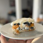 Lea Skálová Instagram – Neumíš péct, ale potřebuješ dort? Navíc jen ze tří surovin? Tak tohle je přesně recept pro tebe ❤️🙏⚡️⚡️ V naší rodině musí bejt tenhle dezert na každý oslavě a to už snad dvacet let 😱😱 Jednodušší už to fakt být nemůže a je to extrémě dobrý! Recept je na dortovou formu o průměru 18cm na klasickou velkou dejte 2x tolik.
100g piškotů
400g zakysané smetany
1 sklenice kompotovaného ovoce
Něco navíc: vanilkový lusk, cukr
Dortovou formu vysteleme potravinářskou folií a jako první vrstvu vysklásáme piškoty vedle sebe aby zakryly dno. Zakysanou smetanu lehce ochutíme nálevem z ovoce a můžeme přidat trošku cukru a vanilky dle chuti. Takto připravený krém natřeme na piškoty pak dáme ovoce a takto pokračujeme dokud není forma plná. Poslední vrstva jsou piškoty potřené krémem. Celé zakryjeme fólií a necháme alespoň 12 hodin v lednici.
A je toooooo 💥💥💥💥💥💥💥❤️🤟
#recept #dort #jednoduchyrecept #nepecenydort #snadnerecepty