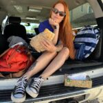 Lea Skálová Instagram – Naše léto na čtyřech kolech ❤️🌞 Bála jsem se, že se budeme muset naší největší vášně a to cestování na nějakou dobu vzdát, ale malej to miluje stejně jako my 🙏🙏🙏 A tak je naše léto opět ve znamení cest ať už po Čechách nebo do zahraničí ❤️ Pojďme si přiznat, že toaleťák, kapesníčky a ubrousky jsou hlavně v kempu nedostatkový zboží a obchoduje se s nima pod stanem pomalu na černým trhu za umývárkama 😂😂😂 Takže s sebou všude tahám zásobu od @harmony_ceskarepublika
A zajímavý je jak se chtějí najednou všichni kámošit. Jojo holt toaleťák se cení zlatem 😂😂😂🔥
#travel #cartravel #family #ontheroad #vacation #love #passion