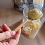 Lea Skálová Instagram – Domácí majonéza, pro spoustu lidí úplně zbytečně mega strašák a přitom je to fakt nejvíc easy ❤️ A hlavně ten rozdíl je nepopsatelnej 🤤🤤 Jakmile budete umět základní recept tak už se to dá tunit v dalších tisíce omáček 🚀🚀
2 žloutky
1 lžička dijonské hořčice
1 lžička citronové šťávy
250-300ml slunečnicového oleje
Špetka soli
Špetka pepře
DŮLEŽITÉ JE MÍT VŠECHNY SUROVINY V POKOJOVÉ TEPLOTĚ 🙏🙏
Nejprve si do vysoké nádoby dáme žloutky, hořčici, citronovou šťávu, sůl a pepř. Pomocí tyčového mixeru, doporučuju ten od @catler.cz který má přímo nástavec na majonézu, nejprve vymixujeme společně tyhle suroviny dokud se úplně nespojí. Pak je podle mě nejlepší hlavně pro začátečníky si dat olej do dávkovací nádoby, prostě něco, díky čemu Vám poteče ten olej pomalu v tenkém pramínku. Skvělý jsou na to ty plastový lahvičky jako mám na videu. No a když to promixujete dohromady tak začnete pomalinku přidávat olej. Vždycky jen tenký pramínek a stále mixujeme. Přidáváme pro představu cca malého panáka a až se to zapracuje tak teprve přidáme další. Žádný, že to tam švihnete celý najednou. No a teď už to musí houstnou. Pokud ne, něco je špatně 😂😂😂 Čím víc oleje přidáš, tím je majinéza hustší, taky to nechápu, ale je to tak 😂😂😂 Pokud do majonézy budete ještě něco přidávat nebo z ni dělat tatarku a podobně tak si základ udělejte hustší.
Wasabi mayo
Základní majonéza
1 lžíce wasabi
1 lžíce citronové šťávy
Chilli mayo
Základní majonéza
1 lžíce sriracha omáčky
1/2 lžičky limetové kůry
Tyhle dvě bomby můžete použit do mýho burgeru a na něj najdete recept taky u mě na profilu ❤️❤️❤️❤️
Už jste zkoušeli domácí majonézu? Napište mi do komentáře jak se Vám to podařilo 👍👎
#majoneza #recept #mayo #zakladnirecept #omacka #burger #spoluprace
