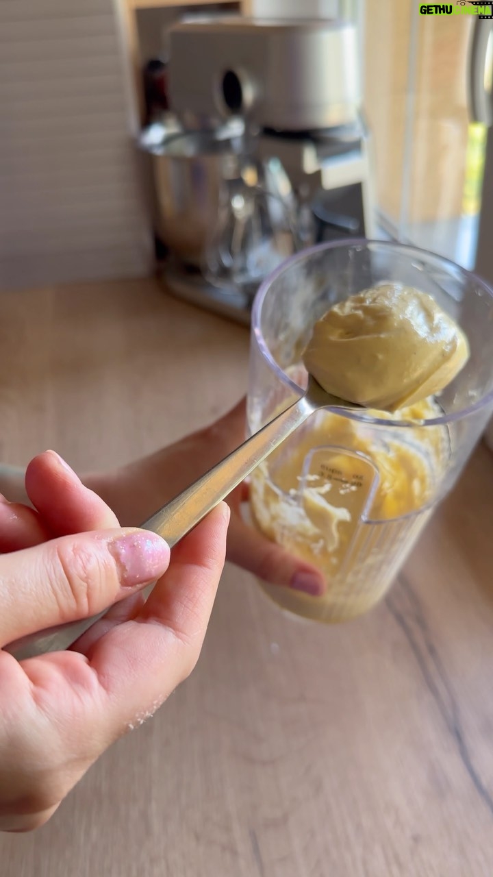 Lea Skálová Instagram - Domácí majonéza, pro spoustu lidí úplně zbytečně mega strašák a přitom je to fakt nejvíc easy ❤️ A hlavně ten rozdíl je nepopsatelnej 🤤🤤 Jakmile budete umět základní recept tak už se to dá tunit v dalších tisíce omáček 🚀🚀 2 žloutky 1 lžička dijonské hořčice 1 lžička citronové šťávy 250-300ml slunečnicového oleje Špetka soli Špetka pepře DŮLEŽITÉ JE MÍT VŠECHNY SUROVINY V POKOJOVÉ TEPLOTĚ 🙏🙏 Nejprve si do vysoké nádoby dáme žloutky, hořčici, citronovou šťávu, sůl a pepř. Pomocí tyčového mixeru, doporučuju ten od @catler.cz který má přímo nástavec na majonézu, nejprve vymixujeme společně tyhle suroviny dokud se úplně nespojí. Pak je podle mě nejlepší hlavně pro začátečníky si dat olej do dávkovací nádoby, prostě něco, díky čemu Vám poteče ten olej pomalu v tenkém pramínku. Skvělý jsou na to ty plastový lahvičky jako mám na videu. No a když to promixujete dohromady tak začnete pomalinku přidávat olej. Vždycky jen tenký pramínek a stále mixujeme. Přidáváme pro představu cca malého panáka a až se to zapracuje tak teprve přidáme další. Žádný, že to tam švihnete celý najednou. No a teď už to musí houstnou. Pokud ne, něco je špatně 😂😂😂 Čím víc oleje přidáš, tím je majinéza hustší, taky to nechápu, ale je to tak 😂😂😂 Pokud do majonézy budete ještě něco přidávat nebo z ni dělat tatarku a podobně tak si základ udělejte hustší. Wasabi mayo Základní majonéza 1 lžíce wasabi 1 lžíce citronové šťávy Chilli mayo Základní majonéza 1 lžíce sriracha omáčky 1/2 lžičky limetové kůry Tyhle dvě bomby můžete použit do mýho burgeru a na něj najdete recept taky u mě na profilu ❤️❤️❤️❤️ Už jste zkoušeli domácí majonézu? Napište mi do komentáře jak se Vám to podařilo 👍👎 #majoneza #recept #mayo #zakladnirecept #omacka #burger #spoluprace