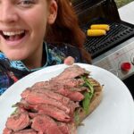 Lea Skálová Instagram – Jste rádi za hvězdy? 😂😂 Tak díky tomuhle receptu za ní budete na každý grilovačce ❤️🔥 Zase jsem tvořila na mojí @weber_czsk lásce 🥩 Nejenom ten grill je bomba, ale i všechny vychytávky k němu. Tady hraje prim rošt na steaky, rukavice a hlavně teplotní sonda!! S tou zvládne steak i úplný nemehlo 😂😂😂 Tak tady máte recept
Hovězí roštěná
Přepuštěné máslo
Cibule
Žampiony
Rukola
Kváskový chleba
2 lžíce medu
2 lžíce Dijon hořčice
2 lžíce oleje
Špetka soli
Špetka pepře
Cibuli a žampiony nakrájíme na jemné plátky a opečeme na přepuštěném másle to zlatova. Přendáme do misky a vyměníme nástroje 😂😂 tudíž tál za rošt na steaky. Do steaku napíchneme sondu a pomocí mobilní aplikace a nebo přímo na grilu nastavíme upozornění na 56 stupňů. Steak opečeme ze všech stran a poté grill přiklopíme a počkáme až bude mít maso 56 stupňů. Během toho z medu, hořčice a oleje vymícháme omáčku a dochutíme solí a pepřem. Maso po vyndání necháme alespoň 5 minut odpočinout a až potom vyndáme sondu. Maso nakrájíme na tenké plátky, chleba potřený máslem opečeme. Naservírujeme na opečený chléb omáčku, potom směs hub a cibule, rukolu a navrch maso, které ještě posolíme a opepříme.
Ou jeeeee, a teď nás všichni milujte 😂😂😂😂❤️
#grill #recept #steak #maso #laska #spoluprace