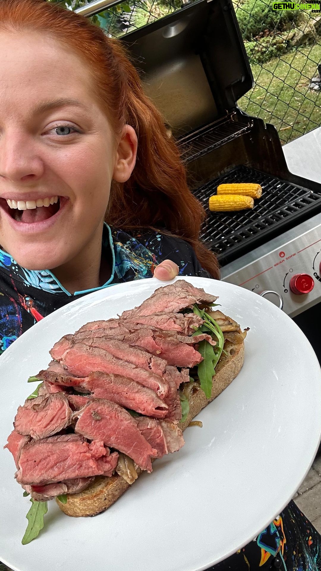 Lea Skálová Instagram - Jste rádi za hvězdy? 😂😂 Tak díky tomuhle receptu za ní budete na každý grilovačce ❤️🔥 Zase jsem tvořila na mojí @weber_czsk lásce 🥩 Nejenom ten grill je bomba, ale i všechny vychytávky k němu. Tady hraje prim rošt na steaky, rukavice a hlavně teplotní sonda!! S tou zvládne steak i úplný nemehlo 😂😂😂 Tak tady máte recept Hovězí roštěná Přepuštěné máslo Cibule Žampiony Rukola Kváskový chleba 2 lžíce medu 2 lžíce Dijon hořčice 2 lžíce oleje Špetka soli Špetka pepře Cibuli a žampiony nakrájíme na jemné plátky a opečeme na přepuštěném másle to zlatova. Přendáme do misky a vyměníme nástroje 😂😂 tudíž tál za rošt na steaky. Do steaku napíchneme sondu a pomocí mobilní aplikace a nebo přímo na grilu nastavíme upozornění na 56 stupňů. Steak opečeme ze všech stran a poté grill přiklopíme a počkáme až bude mít maso 56 stupňů. Během toho z medu, hořčice a oleje vymícháme omáčku a dochutíme solí a pepřem. Maso po vyndání necháme alespoň 5 minut odpočinout a až potom vyndáme sondu. Maso nakrájíme na tenké plátky, chleba potřený máslem opečeme. Naservírujeme na opečený chléb omáčku, potom směs hub a cibule, rukolu a navrch maso, které ještě posolíme a opepříme. Ou jeeeee, a teď nás všichni milujte 😂😂😂😂❤️ #grill #recept #steak #maso #laska #spoluprace