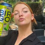 Lea Skálová Instagram – Perfektní asijský bůček, který se ti rozpadne na jazyku 🔥❤️🚀 Nejprve jsem si s receptem s ochuceným nealkoholickým pivem @birgo_cz lámala hlavu, ale pak mě napadlo tohle kombo a výsledek je fakt neskutečný! 😱😱🙏 Já musím říct, že příchuť citron a limeta je můj favorit a po tomhle receptu vede na plný čáře! Tak tady je recept
Cca 2kg vepřového bůčku
1 plechovka @birgo_cz CITRON A LIMETA
7cm zázvoru
1 limetka
1 dcl sójové omáčky
2 lžíce rybí omáčky
1-2 lžičky chilli
2 lžíce medu
Bůček ostrým nožem nařežeme na kůži. Poté ve větší misce, kam se nám bůček potom vejde smícháme nastrouhaný zázvor, šťávu z limetky, sojovku, rybí omáčku, chilli a med. Jakmile se vše spojí tak přidáme celou plechovku @birgo. Bůček vložíme do marinády, uzavřeme a necháme v lednici alespoň 24 hodin ❤️❤️🚀🌶️
Po vyjmutí maso osušíme papírovou utěrkou a opečeme ze všech stran na grillu či pánvi. Potom maso zabalíme to několika vrstev alobalu a pečeme na 120 stupňů v uzavřeném grillu nebo troubě. Během toho si zbytek marinády zredukujeme na cca 1/3 objemu na hustou omáčku Po vyjmutí ještě opečeme kůži do křupava. Poté nakrájíme na plátky a můžeme ještě opéct. Servírujeme s lepivou rýží, omáčkou z marinády, jarní cibulkou a opraženým sezamem. Je to fakt top ❤️🙏🚀🌶️
#recept #bucek #asie #limetka #citron #chilli