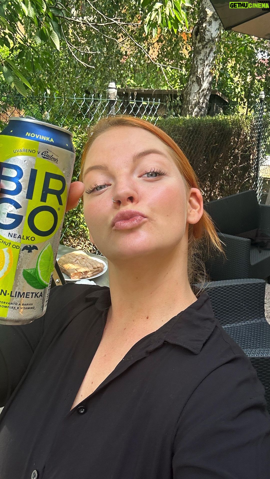 Lea Skálová Instagram - Perfektní asijský bůček, který se ti rozpadne na jazyku 🔥❤️🚀 Nejprve jsem si s receptem s ochuceným nealkoholickým pivem @birgo_cz lámala hlavu, ale pak mě napadlo tohle kombo a výsledek je fakt neskutečný! 😱😱🙏 Já musím říct, že příchuť citron a limeta je můj favorit a po tomhle receptu vede na plný čáře! Tak tady je recept Cca 2kg vepřového bůčku 1 plechovka @birgo_cz CITRON A LIMETA 7cm zázvoru 1 limetka 1 dcl sójové omáčky 2 lžíce rybí omáčky 1-2 lžičky chilli 2 lžíce medu Bůček ostrým nožem nařežeme na kůži. Poté ve větší misce, kam se nám bůček potom vejde smícháme nastrouhaný zázvor, šťávu z limetky, sojovku, rybí omáčku, chilli a med. Jakmile se vše spojí tak přidáme celou plechovku @birgo. Bůček vložíme do marinády, uzavřeme a necháme v lednici alespoň 24 hodin ❤️❤️🚀🌶️ Po vyjmutí maso osušíme papírovou utěrkou a opečeme ze všech stran na grillu či pánvi. Potom maso zabalíme to několika vrstev alobalu a pečeme na 120 stupňů v uzavřeném grillu nebo troubě. Během toho si zbytek marinády zredukujeme na cca 1/3 objemu na hustou omáčku Po vyjmutí ještě opečeme kůži do křupava. Poté nakrájíme na plátky a můžeme ještě opéct. Servírujeme s lepivou rýží, omáčkou z marinády, jarní cibulkou a opraženým sezamem. Je to fakt top ❤️🙏🚀🌶️ #recept #bucek #asie #limetka #citron #chilli
