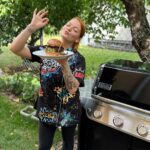 Lea Skálová Instagram – Tohle je pro mě fakt splněnej sen ❤️🔥 Obrovský dělo (čti grill) od @weber_czsk je už teď u mě a já na něm rozjíždím bomby každý den 🙏🙏 Jsem schopná v sedm ráno grillovat než začnou vedra 😂😂 Je to úlet, baví mě na tom dělat i jen vajíčka 😂 Ale pro Vás mám recept na klasiku všech klasik z grillu. Je to můj burger s cibulovou marmeládou, wasabi a chilli majonézou (na ty mimochodem přibudou recepty příští týden). 

500g mletého hovězího masa
4 Burger bulky (recept mám ve výběrech)
4 plátky cheddaru
8 plátků slaniny
3 velké červené cibule
2dcl suchého červeného vína
2 lžíce povidel
2 lžíce wasabi mayo
2 lžíce chilli mayo
2 velké hrsti rukoly
Sůl, pepř
Ghí (přepuštěné máslo)

Cibuli si nakrájíme na půlkolečka. Na rozpálenou planchu dáme velkou lžíci ghí a nakrájenou cibuli. Opečeme do zlatova a přendáme do hrnce, dále bude příprava marmelády probíhat na plotýnce. Do cibule nalijeme červené víno a necháme zcela odpařit alkohol a zredukujeme na 1/3 obsahu. Mezitím si na planche opečeme plátky slaniny a až budeme spokojeni odložíme je na horní mřížku aby nám tuk dále stékál do masa, které budeme opékat. Maso pouze osolíme a opepříme jako steak. Dáme na tál a opečeme z jedné strany v přiklopeném grillu 4 minuty. Mezitím si do cibule dáme dvě lžíce povidel a zamícháme, takhle už je marmeláda ready. Maso otočíme a dáme na něj plátek cheddaru a dva plátky vypečené slaniny. Grill přiklopíme a opět necháme 4 minuty. Maso stáhneme stranou a ve výpeku opečeme na minutku rozkrojené bulky. Jdeme na servis
Spodní díl bulky potřeme chilli majonézou na ni dáme rukolu a na tu maso se sýrem a slaninou. Na to dáme pořádnou dávku cibulové marmelády a přiklopíme vrchním dílem bulky potřeným wasabi majonézou ❤️🚀🚀🚀💃🏼💪
Je to mega raketa, jediná nevýhoda je, že jiný burgery už nikdo chtít nebude a tak budete mít všechny lidi nakvartýrovaný u sebe na zahradě 😂😂😂
Posílejte mi svoje výtvory do zpráv 🚀🙏

Co nejradši grillujete vy? 

#grill #leto #burger #recept #top #spoluprace