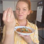 Lea Skálová Instagram – Mega jednoduchý recept na krémovou omáčku na těstoviny. Navíc jenom v jedný zapékací nádobě ❤️🙏🚀🚀🥂 Miluju tyhle easy recepty, hlavně od tý doby, co je malej na světě 😂😂 Nesnáším takový ty suchý těstoviny s něčím jen aby se neřeklo. Tohle si fakt zamilujete ❤️❤️
Porce pro 4 osoby
3 velká rajčata
2 papriky
3 stroužky česneku
1 červená cibule
Snítka tymiánu
Snítka rozmarýnu
1 panák olivového oleje
Čerstvě mletý pepř
Těstoviny (nejlépe ty nesušené, čerstvé)
Sůl na uvaření těstovin
Rajčata, papriky, cibuli, česnek nakrájíme na velké kusy a dáme do zapékací mísy. Přidáme bylinky a zalijeme olivovým olejem. Pečeme v troubě na 200 stupňů cca 40 minut dokud vše není úplně měkké. Vyndáme stonky bylinek. Těstoviny uvaříme v osolené vodě dle návodu. Trochu vody z těstovin si schováme a přidáme ji k upečené zelenině. Tu vymixujeme pomoci tyčového mixeru já použila ten od @catler.cz Hotovou směs vlijeme na uvařené slité těstoviny a zastrouháme parmezánem, já přidávám ještě čerstvě mletý pepř. Můžete ještě dosolit, ale parmezán je hodně slaný sám o sobě ❤️ vymíchejte v krémovou konzistenci. Servírovat můžete s bazalkou, jarní cibulkou a ještě je na to super chilli 🌶️🙏
#recept #testoviny #easyrecipes #jednoducherecepty #rajcata #parmezan #spoluprace