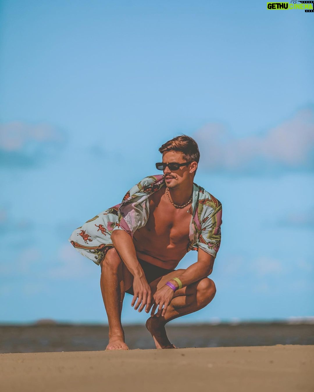 Leandro David - 33.7K Likes - Olhando pra esse azul sem fim e pensando “Qual será meu próximo destino?? 🤔” Joga aí nos comentários pra onde vcs acham que eu deveria ir agora 👀👀🔥
📸: @vernerbrenan