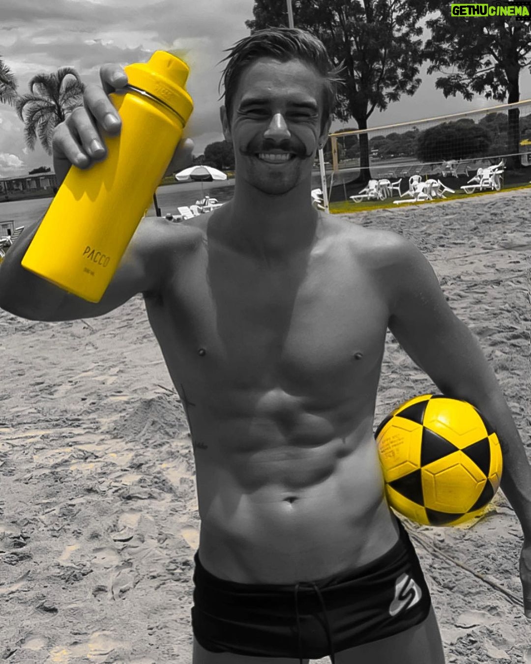 Leandro David - 24K Likes - Minha garrafinha da @paccoby me acompanhando todo dia e em todo lugar 💛
E pra vcs que são meus seguidores, consegui um CUPOM incrível pra vcs também terem a sua PACCO no seu dia a dia, corre pra usar 🔥
CUPOM: LEANDRO10