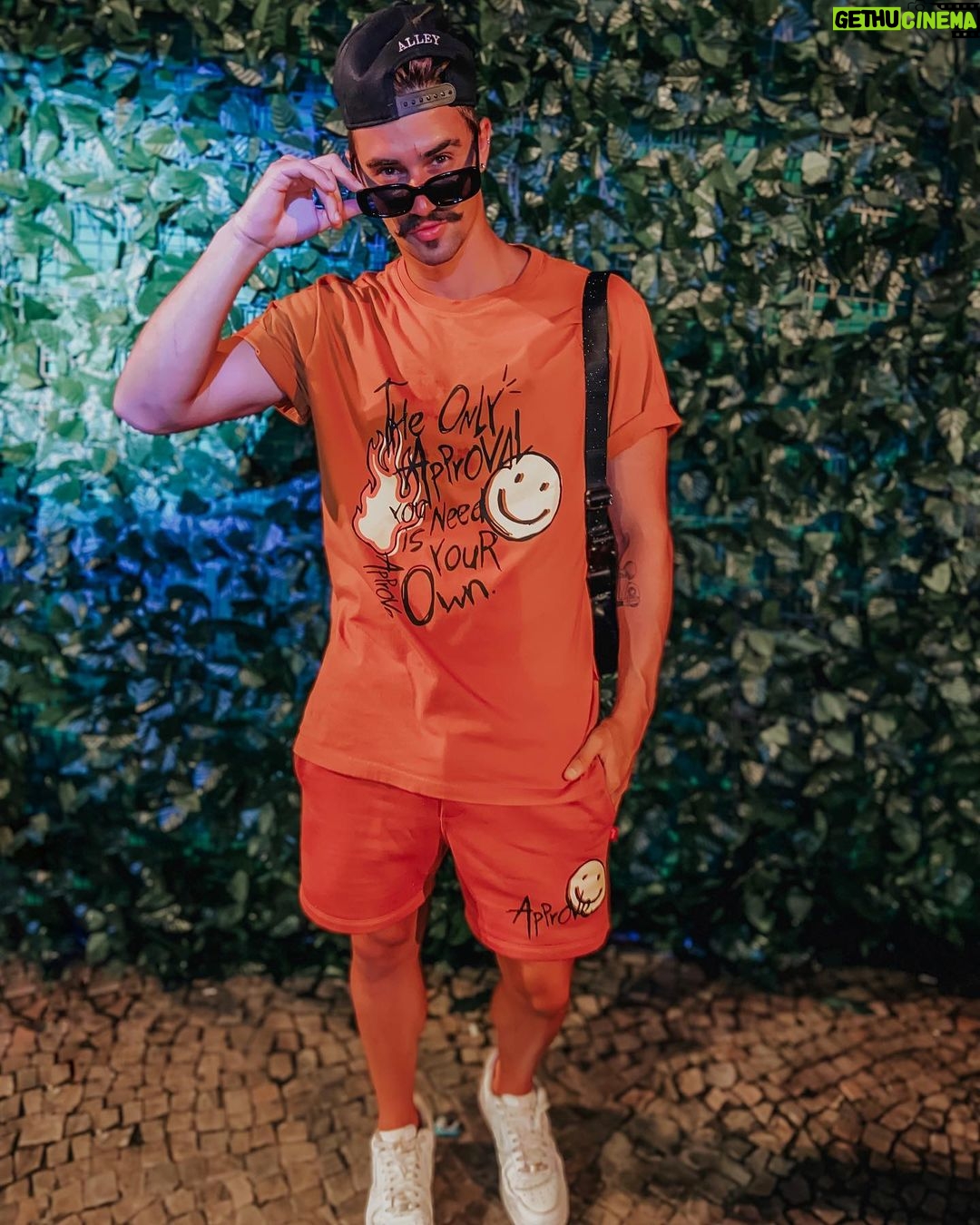 Leandro David - 14.7K Likes - “The only approval you need is your own”
Pouco trajado no pagode viu?? 🔥🔥 Alô @approve tamo sem beca, graças a Deus kkkkkkkkkk Oq vcs acharam do look??