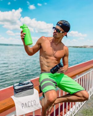 Leandro David Instagram - Eu já garanti as minhas garrafinhas da @paccoby nesse Black Friday, e vc??? 👀 A minha até combinou com a bermuda hahaha As melhores garrafinhas do mercado, BPA Free, 100% sustentável e perfeitaaas ❤️ Corre que ainda dá tempo de aproveitar o #blackfriday , os preços estão incríveeeis 🔥🔥
