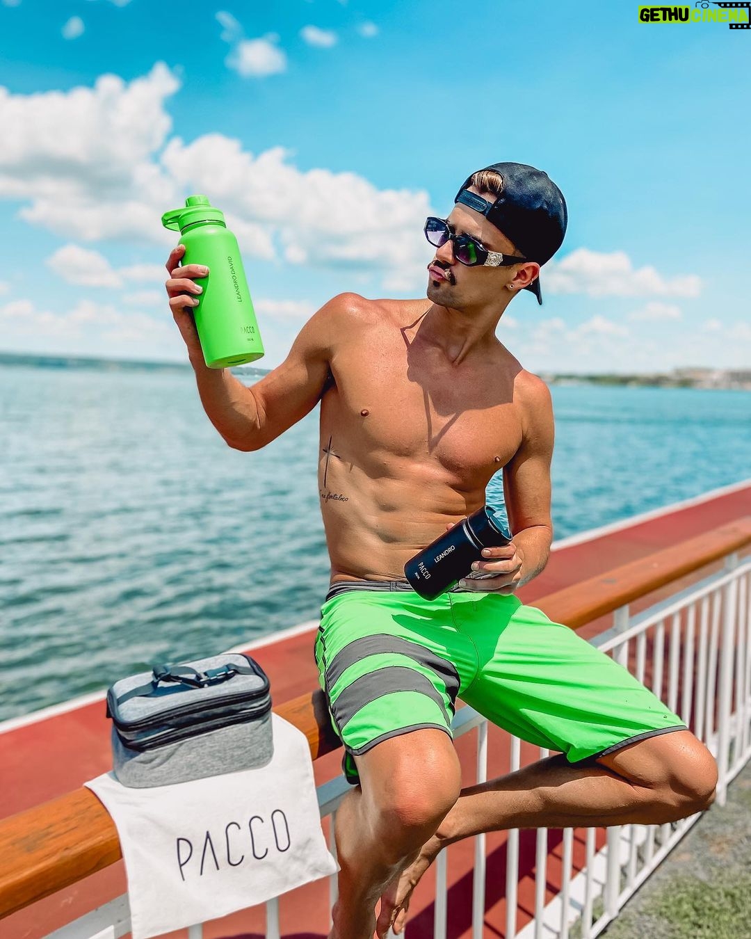 Leandro David - 17.4K Likes - Eu já garanti as minhas garrafinhas da @paccoby nesse Black Friday, e vc??? 👀 A minha até combinou com a bermuda hahaha As melhores garrafinhas do mercado, BPA Free, 100% sustentável e perfeitaaas ❤️ Corre que ainda dá tempo de aproveitar o #blackfriday , os preços estão incríveeeis 🔥🔥