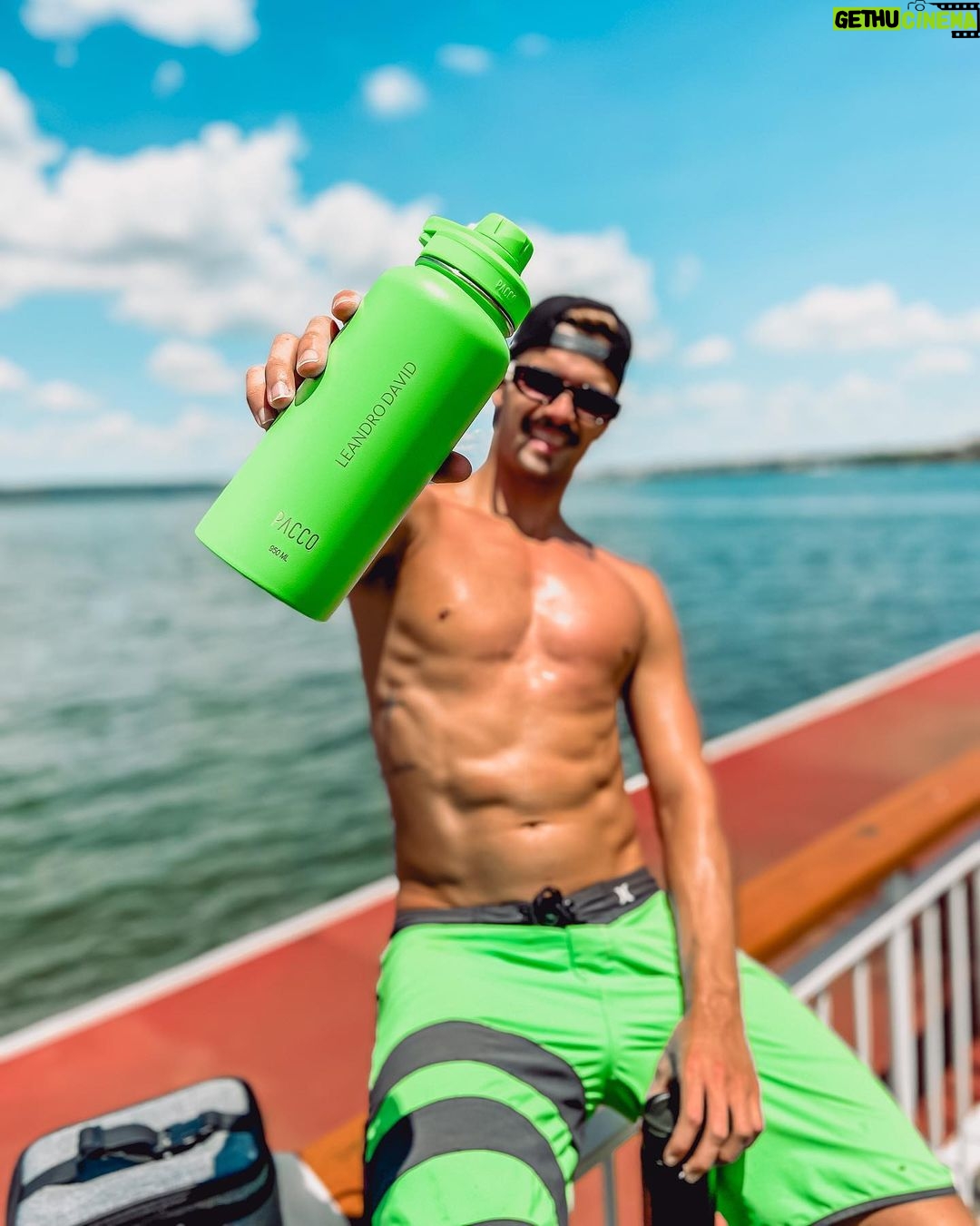 Leandro David - 17.4K Likes - Eu já garanti as minhas garrafinhas da @paccoby nesse Black Friday, e vc??? 👀 A minha até combinou com a bermuda hahaha As melhores garrafinhas do mercado, BPA Free, 100% sustentável e perfeitaaas ❤️ Corre que ainda dá tempo de aproveitar o #blackfriday , os preços estão incríveeeis 🔥🔥