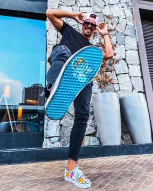 Leandro David Instagram - E pra celebrar o dia das crianças, lancei a versão da Vans com o Bob kkkkkkkkkkk e pra completar não podia faltar a blusa da @be_cava lógico 🔥🔥 Aloooo @vansbrasil tu nunca errou viu?? ❤️‍🔥