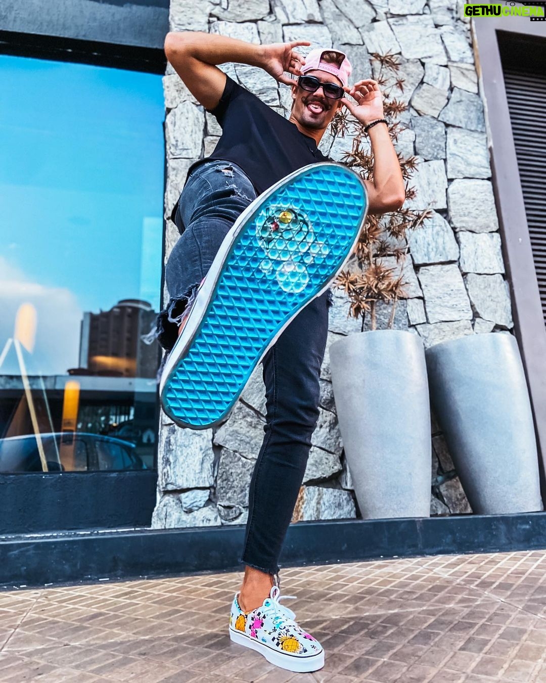 Leandro David - 23.9K Likes - E pra celebrar o dia das crianças, lancei a versão da Vans com o Bob kkkkkkkkkkk e pra completar não podia faltar a blusa da @be_cava lógico 🔥🔥 Aloooo @vansbrasil tu nunca errou viu?? ❤️🔥