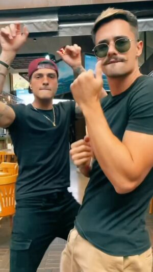Leandro David Instagram - SOMOS 100K FAMÍLIA!! Marca uma amiga pra ir para um DATE ❤️ com a gente 🤫🔥👀 @davikneip #explorar