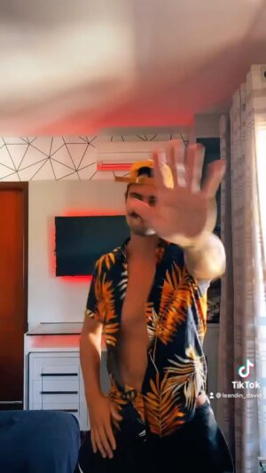 Leandro David Instagram - DESAFIO LANÇADO FAMÍLIAAA!!

E o desafio oficial do Brincando Com Fogo com o @wesleysafadao está lançado. Quero ver todo mundo fazendo e me marcando, vou respostar os que eu achar mais topeee 👀
Vai ficar de fora dessa??? 🔥🔥

#brincandocomfogo #pegoounao #vaisafadão @netflixbrasil